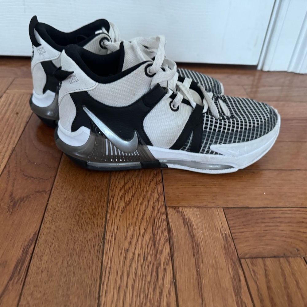 LeBron James basketball Nike Black and White Sneakers 5.5 youth